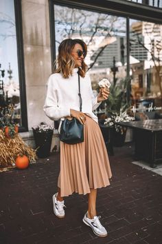 Prediabetic Diet, Rok Outfit, Skirt And Sneakers, Outfit Trends, White Sweater, Mode Inspiration