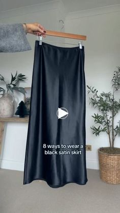 Satin Skirt Summer, Black Midi Skirt Outfit, Skirt Summer Outfits, Midi Skirt Outfits Summer, Silk Skirt Outfit, Black Satin Skirt, Black Skirt Outfits