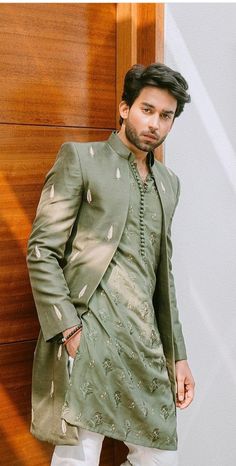 Mehndi Dresses For Boys For Men, Boys Traditional Wear Indian, Man Kurta Designs Style, Ethnic Wear Men Indian, Mehendi Outfits For Men, Make Up Guide