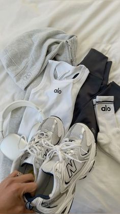 lululemon + alo fit Body Fit Aesthetic, Workout Stuff Aesthetic, Gym Clothes Aesthetic Closet, Workout Healthy Aesthetic, Cute Pilates Outfit Aesthetic, Aesthetic Yoga Outfit, Alo Aesthetic Gym, Alo Yoga Outfit Ideas, Vision Board New Clothes