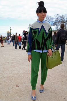 Paris Fashion Week: Street Styles ..that sweater Fashion Week Street Style Winter, Work Outfits Frauen, Look Grunge, Emmanuelle Alt, Colorful Outfits, Chique Outfits, Paris Fashion Week Street Style, Grunge Look, Elegante Casual