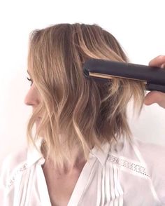 Kristin Ess Hair, Flat Iron Waves, Dunner Wordend Haar, Kristin Ess, How To Curl Short Hair, Flat Iron Hair Styles, Penteado Cabelo Curto, Sporty Hairstyles