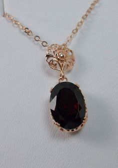 red garnet pendant, with a natural red garnet oval stone set in floral rose gold filigree, 4 prongs hold the gem in place Random Necklaces, Garnet Jewelry Necklace, Garnet Jewelry Set, Red Garnet Jewelry, Edwardian Necklace, Antique Jewelry Victorian, Antique Filigree, Edwardian Jewelry, Filigree Necklaces