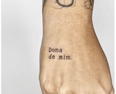 a person's foot with a tattoo saying dona de mim