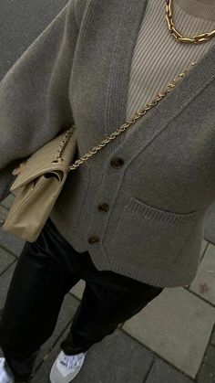 Grey Cardigan Outfit, Outfits With Grey Cardigan, Deadpool And Wolverine, Cold Fashion, Modest Casual Outfits, Modesty Outfits, Cardigan Outfit, Beige Outfit, Uni Outfits