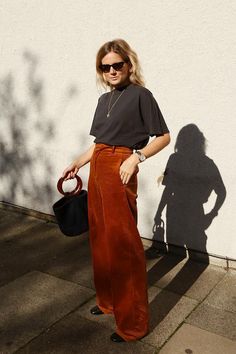 Let the pants do all the talking—stick with a simple T-shirt and classic accessories. On Lucy Williams: Mango High-Waist Corduroy Trousers ($120); Simon Miller Bonsai 20... Corduroy Pants Outfit, Fashion Me Now, Baggy Pants, Mode Inspo, Looks Chic, Looks Style