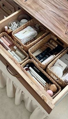 Organised Makeup, Rangement Makeup, House Organisation, White Decoration, Home Organisation, Dream Apartment, Fashion Diy, Room Makeover Inspiration