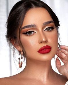 Makeup Matching Red Dress, Eye Look With Red Lipstick, Make Up Ideas For Red Outfit, Party Makeup Red Lips, Formal Red Lip Makeup, Red Lip And Eyeliner Makeup Look, Make Up Ideas Red Lipstick, Eyeshadow Look For Red Lips, Glowy Makeup Red Lip