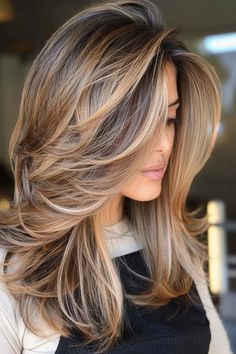 35 Stunning Butterfly Haircut Ideas That Will Inspire Your Next Look - Flo's Blog Layered Highlights Brown Hair, Butterfly Haircut With Highlights, Hair Color Balayage Blonde, Hair Cuts 2020, Butterfly Layers, Layers Haircut, Rambut Brunette, Hair Cuts With Layers, Butterfly Cut