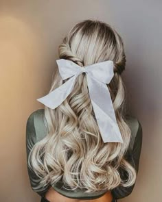 28 Stunning Half Up Wedding Hair Ideas For Your Special Day - Glamour Corner White Hair Bow Bride, Bride Hair With Bow, Wedding Hair With Bow Veil, Wedding Hairstyles With Bow, Wedding Hair With Bow, Hair With Bows Hairstyles, Blonde Wedding Hairstyles, Hair With Bow