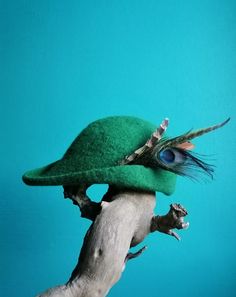 I make this hat from sheep's wool using the felting method as a variant of the medieval Tyrolean hat, hunting hat, Robin Hood hat. The hat is suitable for a head circumference of 56-59 centimeters.The hat comes with a bundle of feathers. if you want a certain color, or a combination of two colors, or the edge of the hat is not even, but carved, write me about it in personal messages. Robin Hood Hat, Hat With Feather, Hood Hat, Hunting Hat, Costume Hats, Blue Hat, Green Wool, Robin Hood, 14th Century