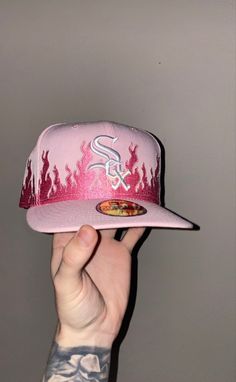 Fitted Hats Aesthetic, Streetwear Caps, Hat Aesthetic, Hello Kitty Accessories, Sox Hat