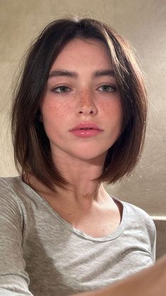 Gio Scotti Short Hair, Unsymmetrical Face Models, V Triangle Face Shape, Face From The Side, Gio Scotti, Bob Haircut Styles, Haircut Ideas Brown Hair, Twist Box Braids, Bob Haircut For Round Face