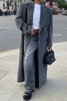 Gray Style Clothing, Gray Jacket Outfit Aesthetic, Grey Coat Outfit Fall, Grey Long Coat Outfit, Maxi Coat Outfit, Grey Wool Coat Outfit, Europe Fall Outfits