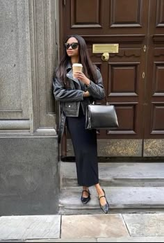 Mary Jane Flats Outfit, Mary Jane Outfit, Mary Jane Shoes Outfit, Coffee Date Outfits, Flats Outfit, London Outfit, Fashion Shoes Flats, Leather Jacket Outfits