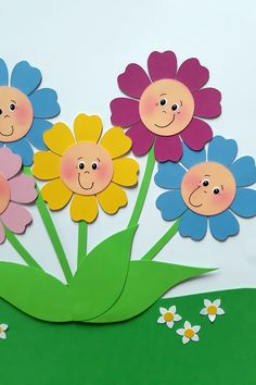 Blumenwiese als Fensterbild aus Bastelpapier Crafts Ideas For Kids, Diy Paper Flowers, Construction Paper Crafts, Art And Craft Ideas, Ladybug Crafts, Paper Flower Art, Paper Flower Wall Decor, Paper Wall Hanging, Spring Easter Crafts