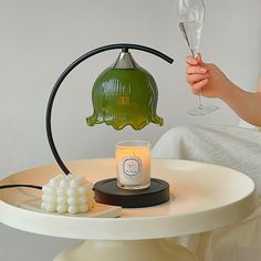 Cette lampe de table Green Aroma est un ajout élégant et stylé à n’importe quelle maison. Dotée d'une finition noire et d'un abat-jour en verre vert, cette lampe se marie parfaitement avec un décor contemporain ou moderne du milieu du siècle. Illuminez votre pièce avec style grâce à ce design intemporel.

 Source de lumière




 Comprend un éclairage LED intégré de 5 watts.

 La lumière est disponible en 2 sources lumineuses LED différentes. Blanc froid/blanc chaud.

 Remarque : *Notre source de lumière par défaut est le blanc chaud , si vous avez besoin d'une autre température de couleur, veuillez nous contacter.




 Des mesures




 Hauteur du luminaire : 12,2"



 Largeur : 9,4"


 Diamètre de la base : 5,9"


 Longueur du cordon de prise : 59"






 Caractéristiques



 Disponible e