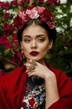 Mexican Makeup, Maroon Lips, Frida Style, Flowers In Her Hair, Trendy Flowers, Trendy Makeup