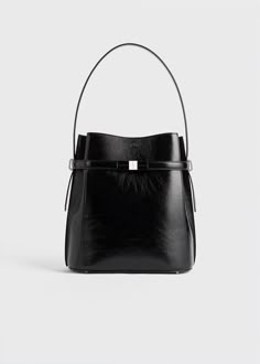 Belted naplack-leather bucket bag black – TOTEME Toteme Bag, Bucket Bags Outfit, September Style, September Fashion, Black Bucket Bag, Faux Fur Stole, Black Bucket, Potli Bags, Fur Stole