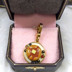 Nib Vintage Juicy Couture Pancakes Charm. Cher Horowitz Jewelry, Juicy Charms, Random Products, Dog Travel Bag, Disney Purse, Closet Tour, Vintage Juicy Couture, Fever Dream, Gold Money