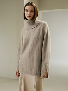 Crafted with the utmost finesse, this relaxed fit pullover fashioned from 100% Merino wool, the single fisherman's rib pattern is designed to create a cozy appearance, and is the optimal choice for transcending seasons, making it essential during the chilly months. Winter Office Outfits, Black Cashmere Cardigan, Red Cable Knit Sweater, Carolyn Bessette, Winter Office, French Girl Chic, Work Capsule, Classy Winter Outfits, Woman Sweater