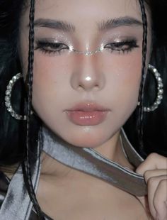 #silvergirlies Gems Makeup Look, Y3k Makeup, Aespa Makeup, Cybercore Makeup, Douyin Beauty, Metallic Eye Makeup, Layout Makeup, Futuristic Makeup, Gem Makeup