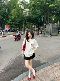 Korea Outfit Summer, Downtown Outfits, Korean Casual Outfits, Outfit Inspo Casual, Miniskirt Outfits, Casual Chic Outfit, Korea Fashion, How To Pose