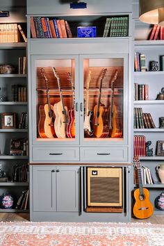 interior design music room custom built in guitar storage Music Room In House Ideas, Music Room Built Ins, Home Office Music Studio, Office With Guitars, Guitar Cabinet Diy, Guitar Cabinet Storage, Music Gear Storage, Guitar Display Cabinet, Music Equipment Storage