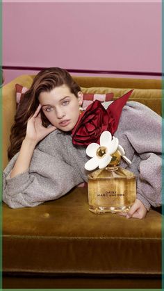 Gift the re(MARC)able this holiday season. Discover Daisy. #MJFragrances #MJDaisy Marc Jacobs Daisy Perfume, Yasmina Rossi, Makeup Removal Tips, Daisy Perfume, Glitter Water, White Violet, Wild Berries, Make Up Tools, Marc Jacobs Daisy