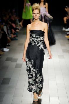 Marchesa Spring 2018 Ready-to-Wear collection, runway looks, beauty, models, and reviews. Marchesa 2016, Nadine Leopold, Feminine Dresses, Black Elegance, Organza Gowns, Naomi Watts