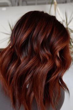 autumn hair colors, fall hair shades, cozy hair looks Dark Brown With Chestnut Highlights, Copper On Brunette Hair, Dark Brown With Ginger Highlights, Autumnal Hairstyles, Red Lowlights In Light Brown Hair, Warm Chestnut Hair, Fall Hair Shoulder Length, Red Hair With Brown Highlights