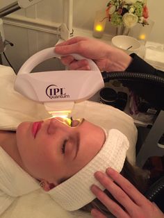 Vanquishing sun damage with IPL at Skin Bar NYC. Carbon Facial, Model Workouts, Facial Steps, Facial Before And After, Esthetician Skin Care, Facial Esthetics, Ipl Photofacial, Spa Suite, Youthful Face