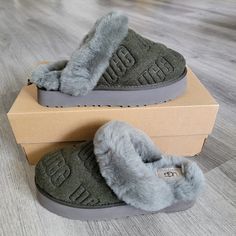 Brand New Ugg Disquette Felted Slippers Women's Sz 8 Color: Forest Night Textile Upper Genuine Shearling Collar Uggplush Lining And Footbed Sugar Sole Eva Outsole They Have The Hologram Tag As Shown In The Pictures To Prove Authenticity (#594920) No Trades Weird Slippers, Ugh Disquette Slipper Outfit, Green Ugg Slippers, Fluffy Sandals, Cute Uggs, Chanel Slides, Pretty Sneakers, Classic Ugg Boots, Pretty Shoes Sneakers