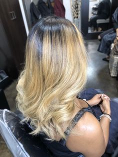 Blonde Deminsional Hair, Blonde On Black Women, Brown Skin Blonde Hair, Roots Blonde Hair, Blonde Hair Black Women, Dark Roots Blonde, Black Women Wedding, 2024 Hairstyles, Air Style