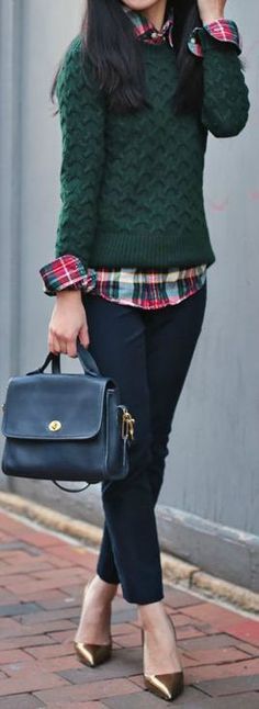 Layer your plaid shirt under a sweater and let the collar and sleeves pop out for a preppy look. Plaid Flannel Shirt Outfit, Cute Flannel Outfits, Flannel Shirt Outfit, Street Mode, Mode Tips, Flannel Outfits, Elegant Outfits, Mode Casual, Preppy Look