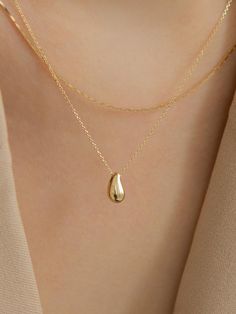 Based on gold and silver, LUNNE develops practical and understated jewelry that can be worn anytime, anywhere.- Rain drop type necklace- Natural curve and volume- Can be worn in two lengths- Daily point item Chic Gold Jewelry, Gold Sterling Silver Drop Necklace With Clavicle Chain, Gold Teardrop Pendant Drop Necklace, Gold Sterling Silver Teardrop Necklace, Gold Teardrop Necklace With Detachable Pendant, Gold Drop Necklaces In 14k Gold, Minimalist Gold Drop Jewelry, Elegant Gold Drop Necklace For Layering, Gold Sterling Silver Teardrop Pendant Necklace