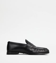 Loafers in fine brushed calfskin leather, with gathered toe, penny bar and stamped Tod's monogram. Featuring a rubber outsole with embossed tubber pebbles and horseshoe-shaped heel, they are a versatile and timeless style. Man Black, Black Loafers, Monogrammed Leather, Timeless Style, Loafers Men, Calf Skin, Penny, Timeless Fashion, Leather Upper