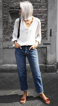 WARDROBE ESSENTIALS FOR WOMEN OVER 50 - valemoods Minimal Chic Outfit, Womens Levis, Costum Elegant, Stylish Outfits For Women Over 50, Over 60 Fashion, Older Women Fashion, Moda Jeans, Comfy Outfit, 50 Style