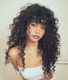 Natural Curly Hair Cuts, Haircuts For Curly Hair, Hairdos For Curly Hair, Curly Girl Hairstyles, Curly Hair With Bangs, Foto Poses, Hair Reference