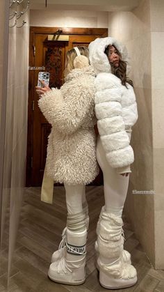 Big Winter Boots, Snow Outfits For Women Aesthetic, Snow Outfit Aesthetic, Moonboots Outfits, Outfit Nieve, Fur Moon Boots, White Coat Outfit, Snow Outfits For Women