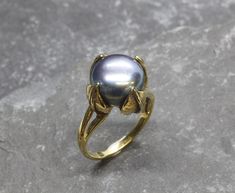 Black Pearl Ring set with Natural Pearl in a top quality & natural luster, at 12mm diameter, sourced from Japan sea water Farm. Gold Pearl Ring in Antique design made of Gold Vermeil ☞ thickest 18k Gold Plating on top of Solid 925 Sterling Silver ☞ made to last.. Matching Earrings: www.etsy.com/listing/788414324 Matching Pendant: www.etsy.com/listing/802289619 June Birthstone - Genuine & Natural Stones ❀ ☞ Choose your size ☞ I resize (before shipping) for FREE to Any size* ⌛Last Ring left ⌛ ❀ Ea Black Pearl Earrings, Gold Leaf Rings, Natural Emerald Rings, Gold Flower Ring, Black Engagement Ring, Pearl Jewelry Design