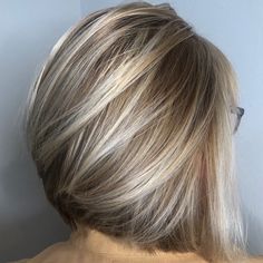 Cortes Bob, Short Stacked Hair, Hair Saloon, Kort Bob, Angled Bob Haircuts, Stacked Hair, Hair Highlights And Lowlights, Beauty Hair Color