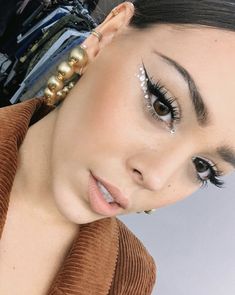 Neutral Makeup Tutorial, Korean Natural Makeup, Rhinestone Makeup, Celebrity Makeup Looks, Retro Makeup, Neutral Makeup, Festival Makeup, Glitter Makeup, Editorial Makeup