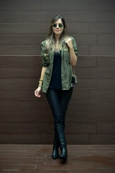 ✴ como usar camisa verde ou parka Hat Outfit Summer, Boho Summer Outfits, Outfits With Hats, Autumn Fashion Women, Green Jacket