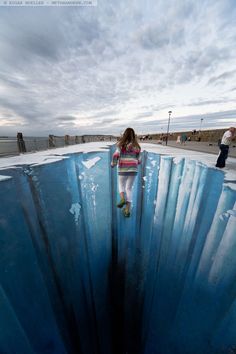 This chilling piece of illusion art is a reminder of the ice age. The art installation is stunning and feels quite 'real'. The art is made to appear 3D from certain angles which makes it a stunning art to witness. Edgar Mueller, Zebra Cross, Illusion Kunst, 3d Mural