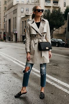 Stuart Weitzman Boots Outfit, Trenchcoat Style, Womens Fall Coats, Mode Mantel, Fall Fashion Coats, Trench Coat Outfit, Chanel Outfit, Stuart Weitzman Boots, Trench Coat Style