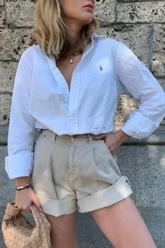 Giro da Semana - Camisa branca, a peça coringa - Look elegante com camisa branca e short de alfaiataria bege. #camisabranca #shortbege #shortalfaiataria Leder Shorts Outfit, Looks Com Short, Button Down Outfit, Chique Outfit, Mode Casual, Looks Street Style, Fashion Weeks, 가을 패션, Looks Style