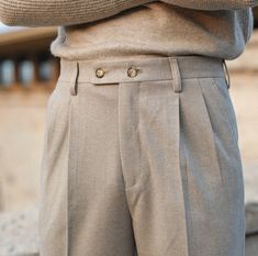 Die Paris Gentleman Trousers sind eine sartoriale Hommage an die zeitlose Eleganz des Old Money Stils. Speziell für den anspruchsvollen Mann geschneidert, verkörpert diese Hose einen Hauch von raffiniertem Charme und stattlicher Raffinesse.
Die Hose wurde sorgfältig aus hochwertigem Polyester gefertigt, einem Stoff, der sich durch seine Strapazierfähigkeit und Leichtigkeit auszeichnet. Das bequeme und dennoch elastische Material sorgt dafür, dass die Hose ihren maßgeschneiderten Look den ganzen Mens Pleated Trousers, Estilo Old Money, Woolen Suit, Sophisticated Man, Slim Straight Pants, Business Pants, Smart Casual Outfit, Mens Dress Pants, Men's Suit