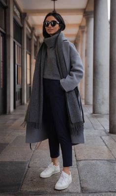 Winter Lady Outfits, Winter Outfit White Sneakers, Very Cold Outfits Winter, New York Looks Winter, Ladies Winter Outfits 2024, Cold Travel Outfit, Neutral Sneakers Women Outfit, Winter Trends 2024 Women, Winter Fashion Paris