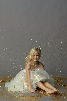 Every little girl should have a glitter photo shoot.  I love this! Tmavý Blond, Glitter Photo Shoots, Seahorse Dress, Glitter Photo, Foto Tips, Holiday Pictures, Jolie Photo, Photo Op